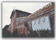Iscrizione sul muro di cinta - 1998