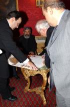 Clicca per visualizzare l'immagine Paolo Costa Firma la Pergamena.jpg ad alta risoluzione