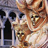 Due maschere col Palazzo Ducale sullo sfondo
