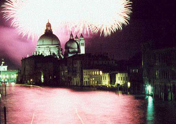 Il Canal Grande illuminato dai fuochi d'artificio
