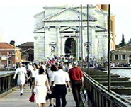 Le persone che percorrono il ponte votivo