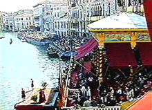 Il pubblico osserva la regata dalle tribune galleggianti