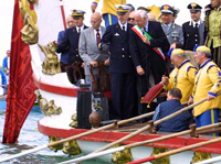 Il sindaco effettua il lancio rituale dell'anello